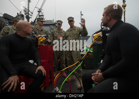 VIRGINIA BEACH, Va. (Oct. 23, 2013) Vice Adm. William Moran, Chief of Naval Personnel speaks with Sailors assigned to Mobile Diving and Salvage Unit 2 (MDSU 2) during a visit. MDSU 2 is an expeditionary mobile unit homeported at Joint Expeditionary Base, Stock Photo