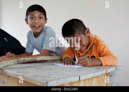 Two school boys at school, Chanero Rio, Provinz Jonuta, Tabasco, Mexico Stock Photo