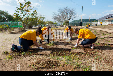 SASEBO, Japan (Oct. 26, 2013) Sailors assigned to the forward-deployed amphibious assault ship USS Bonhomme Richard (LHD 6) pick weeds during a volunteer service project at Kain-so Nursing Home. Bonhomme Richard is the lead ship of the Bonhomme Richard Am Stock Photo