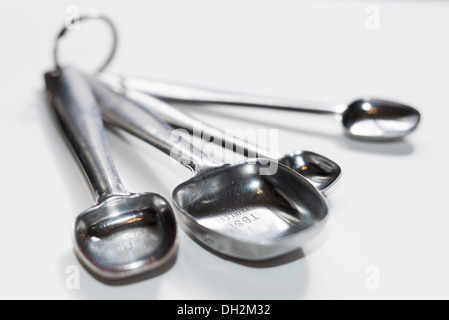 https://l450v.alamy.com/450v/dh2m32/close-up-of-metal-measuring-spoons-on-a-white-background-dh2m32.jpg
