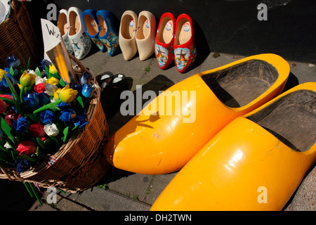 Netherlands, Volendam, gift shop, Traditional Dutch wooden shoes in yellow, Niederlande, Volendam, Souvenirladen, Traditionelle Stock Photo