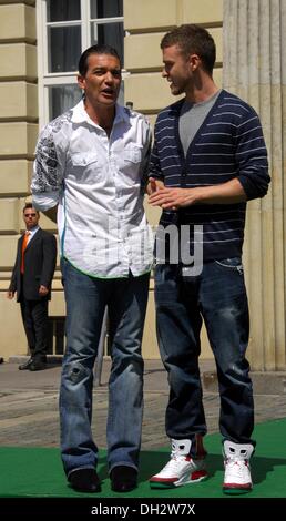 Antonio Banderas und Justin Timberlake (l-r) at the photocall and press conference of 'Shrek the Third' in Berlin. Stock Photo