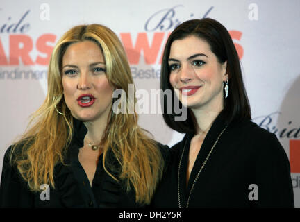 Kate Hudson and Anne Hathaway (l-r) at the photocall of the film 'Bride Wars' in Berlin. Stock Photo