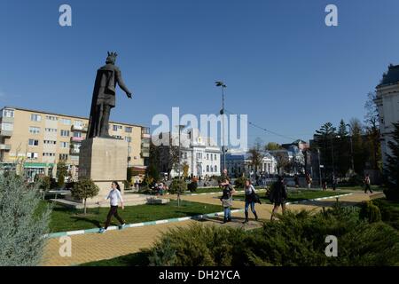 Pitesti, Romania. 21st Oct, 2013. The city center of Mircea cel Batran at city hall square in Pitesti, Romania, 21 October 2013. Photo: JENS KALAENE/dpa/Alamy Live News Stock Photo