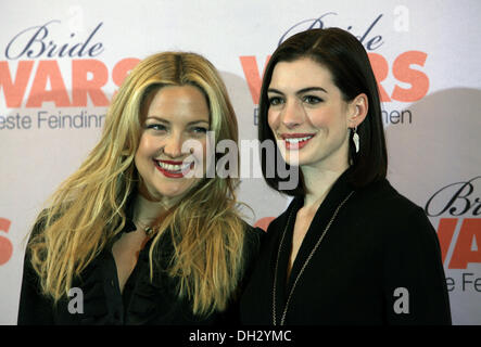 Kate Hudson and Anne Hathaway (l-r) at the photocall of the film 'Bride Wars' in Berlin. Stock Photo