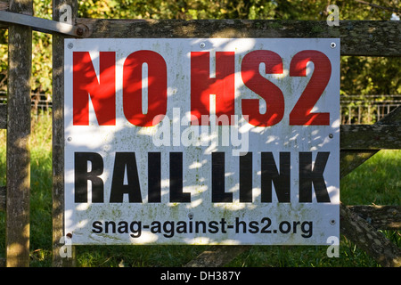 'No HS2 rail link' sign in the South Northamptonshire countryside. Stock Photo