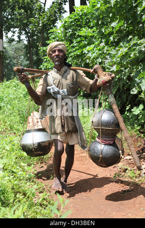 Baiga man brewing mahua Liquor. Baiga Tribe, Chada village, Madhya Pradesh, India Stock Photo