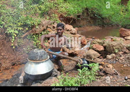 Baiga men drinking mahua Liquor. Baiga Tribe, Chada village, Madhya Pradesh, India Stock Photo