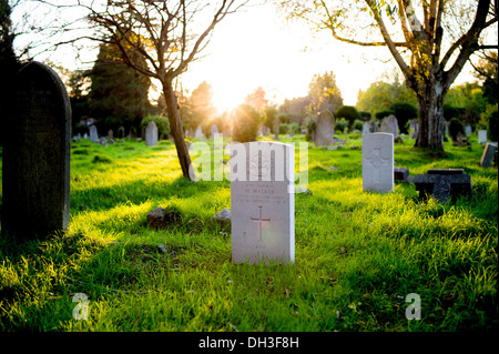 the sun sets over WW1 graves at Southamptons old cemetery Hill lane. Stock Photo