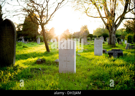 The sun sets on the 1st world war graves in Southamptons Hill Lane old cemetery Stock Photo