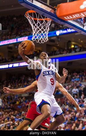 October 30, 2013: Philadelphia 76ers shooting guard James Anderson (9) goes up for the shot during the NBA game between the Miami Heat and the Philadelphia 76ers at the Wells Fargo Center in Philadelphia, Pennsylvania. The 76ers win 114-110. Christopher Szagola/Cal Sport Media Stock Photo