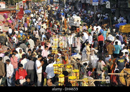 dadar market mumbai maharashtra bombay flower hawkers crowd india alamy diwali festival shopping