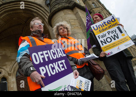 Aberystwyth Wales UK, Thursday 31 Oct 2013 Members of UNITE, UNISON and UCU (University and College Union) picketing outside Aberysytwyth University in protest at the current pay offer. The joint day of action by the three main education sector unions is in pursuit of their claims for 'fair pay in higher education' Credit:  keith morris/Alamy Live News Stock Photo