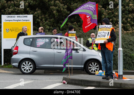 Aberystwyth Wales UK, Thursday 31 Oct 2013 Members of UNITE, UNISON and UCU (University and College Union) picketing outside Aberysytwyth University in protest at the current pay offer. The joint day of action by the three main education sector unions is in pursuit of their claims for 'fair pay in higher education' Credit:  keith morris/Alamy Live News Stock Photo