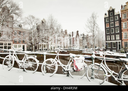 The Netherlands, Amsterdam, Canal houses in canal called Brouwersgracht. Unesco World Heritage site. Bicycles. Winter, snow Stock Photo