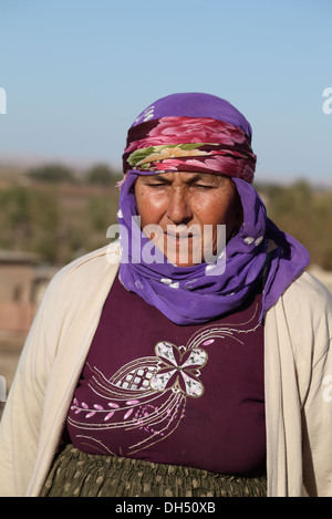Woman from Sultantepe village on the Mesopotamian Plain, site of the discovery of some Epic of Gilgamesh cuneiform tablets, South East Turkey Stock Photo