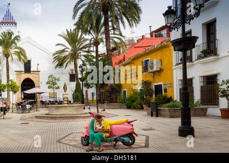 COLOURFUL OLD VESPA SCOOTER IN MARBELLA OLD TOWN SPAIN Stock Photo - Alamy