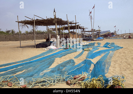 Fishermen making fishing nets, Orissa, India Stock Photo