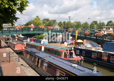 Canal boats on the Oxford Canal near Castle Quay Shopping Centre, Banbury, Oxfordshire. Stock Photo