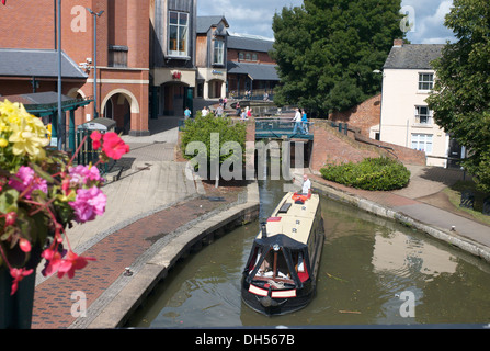 Canal boat on the Oxford Canal near Castle Quay Shopping Centre, Banbury, Oxfordshire. Stock Photo