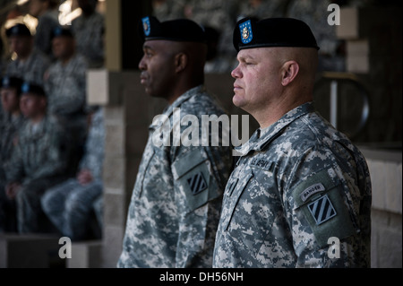 Command Sgt. Maj. Jefferson Moser (right), a native of Dearborn, Mich., and the outgoing senior enlisted leader for the 2nd Armored Brigade Combat Team, 3rd Infantry Division, and Command Sgt. Maj. Stanley Varner (left), the incoming senior enlisted leade Stock Photo