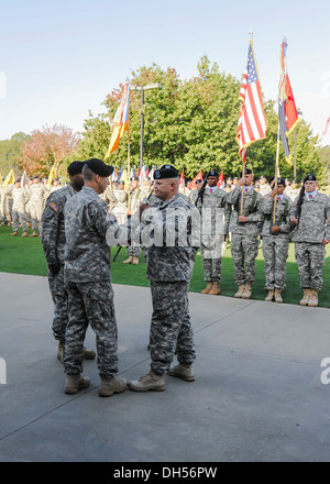 Command Sgt. Maj. Jefferson Moser, a native of Dearborn, Mich., and the outgoing senior enlisted leader for the 2nd Armored Brigade Combat Team, 3rd Infantry Division, passes the sword of the noncommissioned officer to Col. Scott Jackson, commander, 2nd A Stock Photo