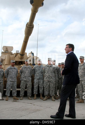 Ashton Carter, the deputy secretary of defense, speaks to soldiers of 1st 'Dragon' Battalion, 82nd Field Artillery Regiment, 1st 'Ironhorse' Brigade Combat Team, 1st Cavalry Division in the Dragon motor pool Oct. 28. The visit was part of Carter's farewel Stock Photo