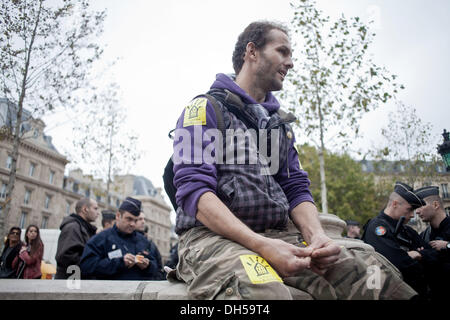 Paris, France. 31st Oct, 2013. An authorized meeting place today instead of the Republic square by ''The dal'' and that just before the winter break which starts tonight gathering, in Paris, on October 31, 2013.Photo: Michael Bunel/NurPhoto Credit:  Michael Bunel/NurPhoto/ZUMAPRESS.com/Alamy Live News Stock Photo