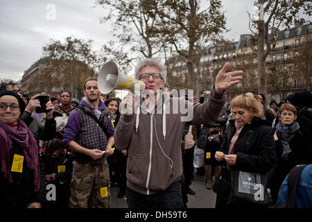 Paris, France. 31st Oct, 2013. An authorized meeting place today instead of the Republic square by ''The dal'' and that just before the winter break which starts tonight gathering, in Paris, on October 31, 2013.Photo: Michael Bunel/NurPhoto Credit:  Michael Bunel/NurPhoto/ZUMAPRESS.com/Alamy Live News Stock Photo