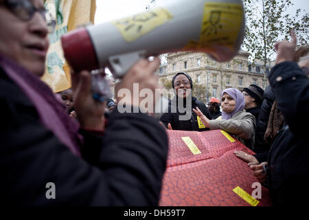 Paris, France. 31st Oct, 2013. An authorized meeting place today instead of the Republic square by ''The dal'' and that just before the winter break which starts tonight gathering, in Paris, on October 31, 2013.Photo: Michael Bunel/NurPhoto Credit:  Michael Bunel/NurPhoto/ZUMAPRESS.com/Alamy Live News Stock Photo