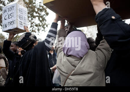 Paris, France. 31st Oct, 2013. An authorized meeting place today instead of the Republic square by ''The dal'' and that just before the winter break which starts tonight gathering, in Paris, on October 31, 2013.Photo: Michael Bunel/NurPhoto Credit:  Michael Bunel/NurPhoto/ZUMAPRESS.com/Alamy Live News Stock Photo