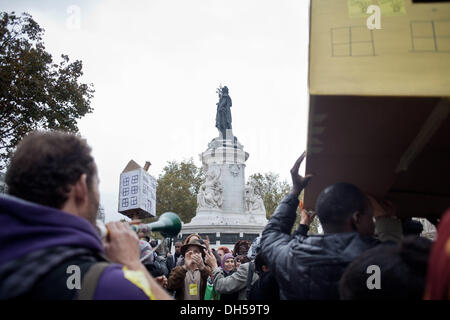 Paris, France. 31st Oct, 2013. An authorized meeting place today instead of the Republic square by ''The dal'' and that just before the winter break which starts tonight gathering, in Paris, on October 31, 2013.Photo: Michael Bunel/NurPhoto Credit:  Michael Bunel/NurPhoto/ZUMAPRESS.com/Alamy Live News Stock Photo