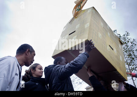 Paris, France. 31st Oct, 2013. An authorized meeting place today instead of the Republic square by ''The dal'' and that just before the winter break which starts tonight gathering, in Paris, on October 31, 2013.Photo: Michael Bunel/NurPhoto Credit:  Michael Bunel/NurPhoto/ZUMAPRESS.com/Alamy Live News Stock Photo