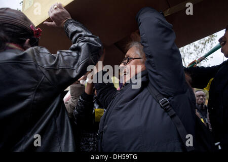 Paris, France. 31st Oct, 2013. An authorized meeting place today instead of the Republic square by ''The dal'' and that just before the winter break which starts tonight gathering, in Paris, on October 31, 2013.Photo: Michael Bunel/NurPhoto Credit:  Michael Bunel/NurPhoto/ZUMAPRESS.com/Alamy Live News Stock Photo