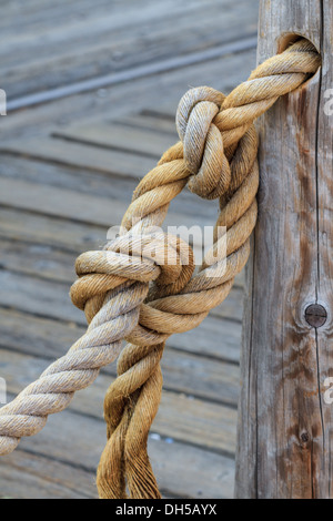 Boat ropes hi-res stock photography and images - Alamy