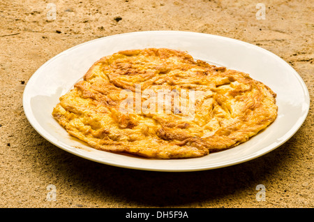 https://l450v.alamy.com/450v/dh5f9a/plain-egg-omelette-dh5f9a.jpg