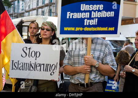 Anti-Islam rally, protests, vigil of the right-wing populist 'Pro Deutschland', 'Pro-Germany', party in Torfstrasse street Stock Photo