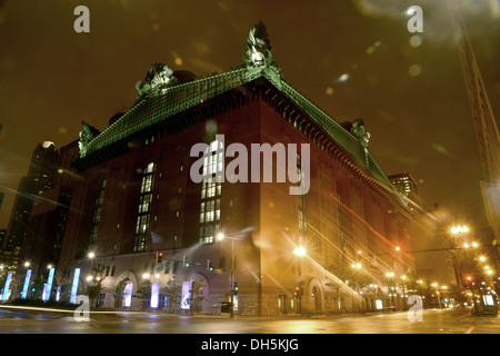 Harold Washington Library Center, the central library for the Chicago Public Library, at night Stock Photo