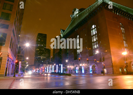 Harold Washington Library Center, the central library for the Chicago Public Library, at night Stock Photo