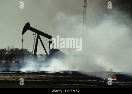 The aftermath of the 1991 Gulf War in Kuwait : oil wells in fire in the Al Wafra area. Stock Photo