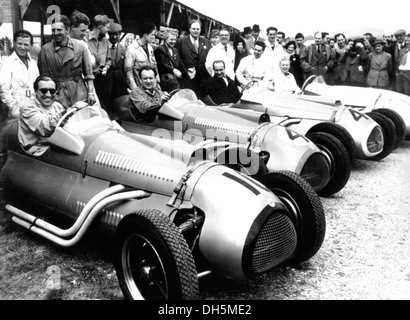 Alan Brown, Eric Brandon, Juan Fangio and Mike Hawthorn in new Formula 2 Cooper-Bristols, Goodwood, England, 14th April 1952. Stock Photo