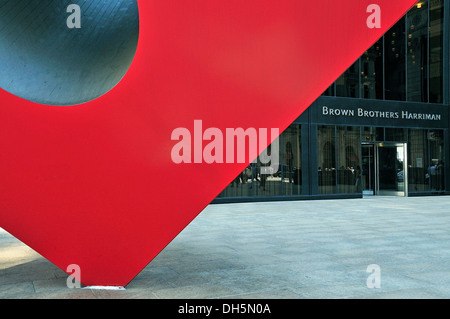 Sculpture 'Red Cube' by Isama Noguchi in front of a Brown Brothers Harriman & Co, BBH, bank building, Financial District Stock Photo