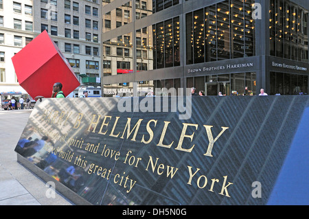 Sculpture 'Red Cube' by Isama Noguchi in front of a Brown Brothers Harriman & Co, BBH, bank building, Financial District Stock Photo