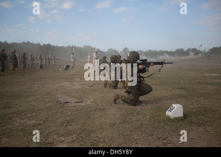 Recruits of November Company, 4th Recruit Training Battalion, fire their M16-A4 rifles at close-range targets during their comba Stock Photo