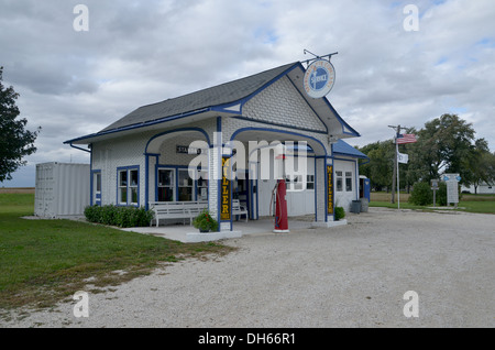 Odell Standard Oil Service station, 1932. on old Route 66. A classic example of early gas station architecture Stock Photo