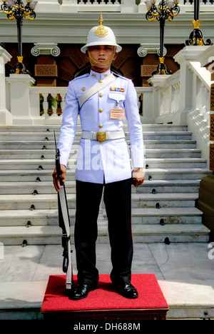 Guard in front of Chakri Maha Prasat Hall, Grand Palace, Bangkok, Thailand, Asia