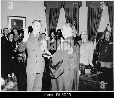 Photograph of Dean Acheson taking the oath of office as Secretary of State in the Oval Office, with Chief Justice... 200076 Stock Photo