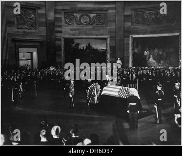 Photograph of President Lyndon B. Johnson placing a wreath before the flag-draped casket of President John F.... 200442 Stock Photo