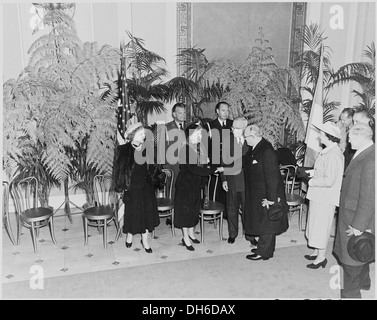 Photograph of President Truman, Mrs. Truman, and Margaret Truman greeting the President of France, Vincent Auriol... 200287 Stock Photo