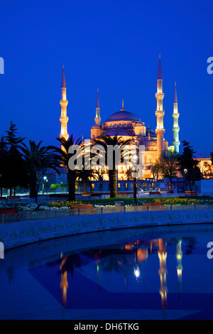 Blue Mosque (Sultan Ahmet Camii) at Dawn, Istanbul, Turkey Stock Photo